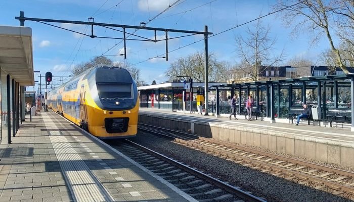 Perron treinstation Deurne met aankomende trein