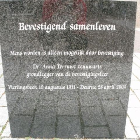 Close-up tekst beeld Anna Teruweplein, bevestigend samenleven, mens worden is alleen mogelijk door bevestiging