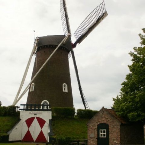 Het bakhuisje in LIessel, met de molen op de achtergrond