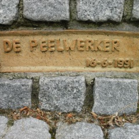 Kunstwerk De Peelwerker, tekstbord 'De Peelwerker, 16-6-1911'