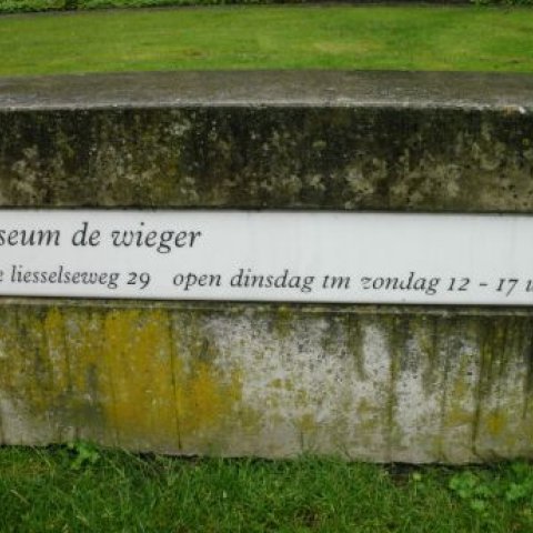 Kunstwerk De wiegende bergen, tekstbordje 'Museum de Wieger, oude Liesselseweg 29, open dinsdag t/m zondag 12-17 uur'