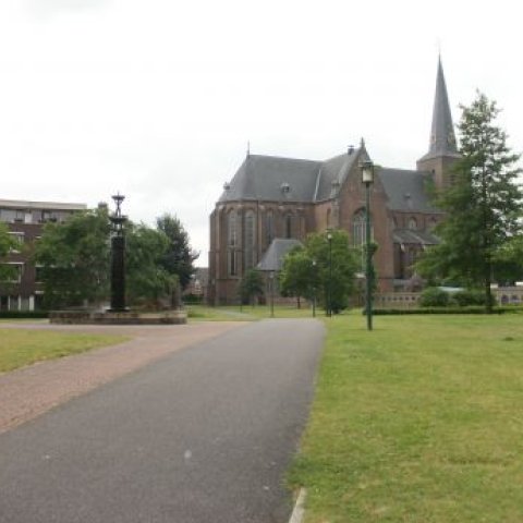 Kunstwerk Fontein, van veraf gezien met een kerk op de achtergrond