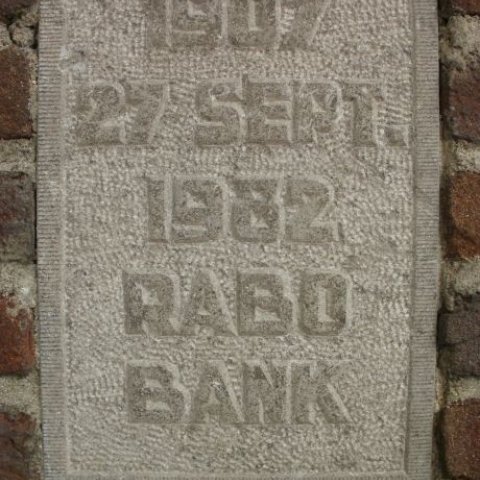 Close-up Kunstwerk Gemetselde pomp Liessel, tekst '1907, 27 sept, 1982, Rabobank'