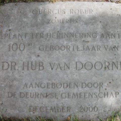Close-up kunstwerk Herinneringsplaat planten van een zomereik 2000, de tekst zoals ook beschreven in 'Beschrijving'