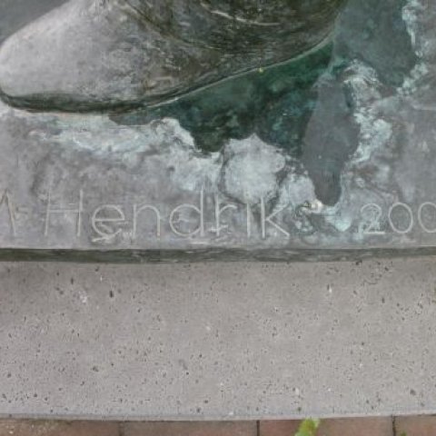 Kunstwerk Huub en Rie van Doorne, naam kunstenaar en jaar gegraveerd in steen