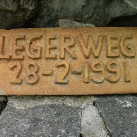 Zwerfkei Zeilberg, tekstbordje met de tekst 'Legerweg 28-2-1991'