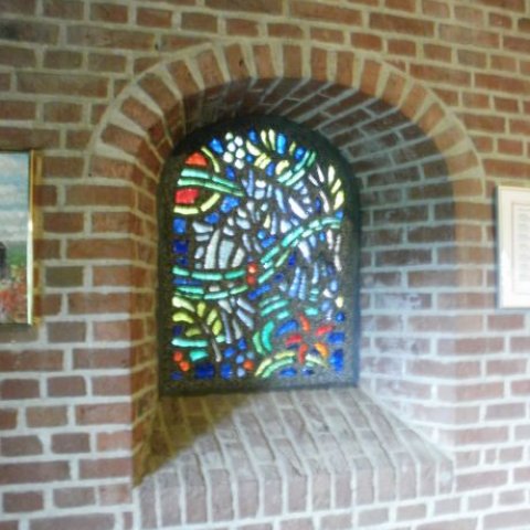 Kunstwerk Maria vredeskapel, het glas-in-lood raam