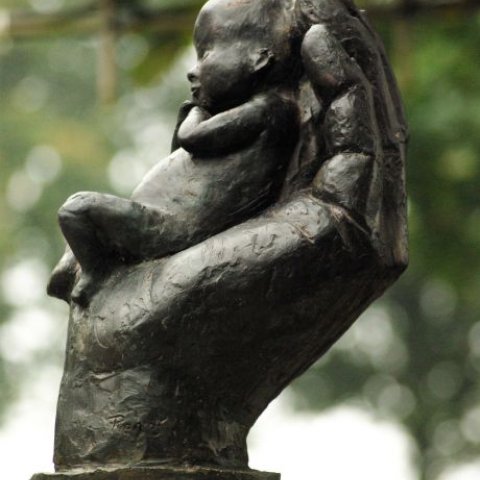 Close-up kunstwerk Monument van het ongeboren kind Jacobshof