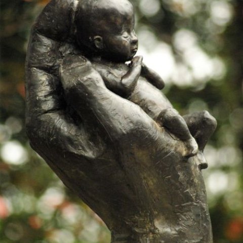 Close-up kunstwerk Monument van het ongeboren kind Jacobshof