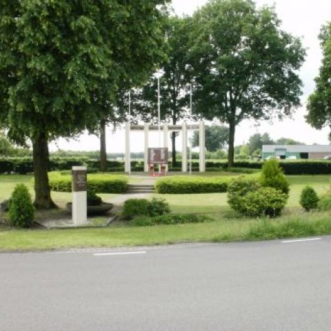 Foto kunstwerk Oorlogsmonument Colonnade, van afstand