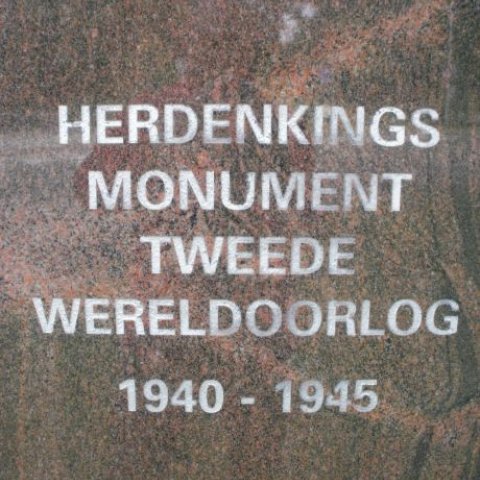 Foto kunstwerk Oorlogsmonument Colonnade, de tekst 'Herdenkingsmonument Tweede Wereldoorlog 1940-1945'