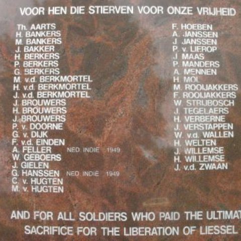 Foto kunstwerk Oorlogsmonument Colonnade, alle namen van de overledenen