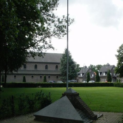 Foto kunstwerk Oorlogsmonument grafheuvel