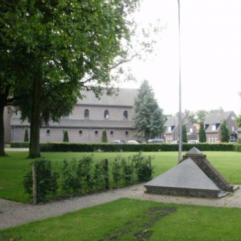 Foto kunstwerk Oorlogsmonument grafheuvel