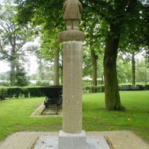 Foto kunstwerk Oorlogsmonument jager met everzwijn