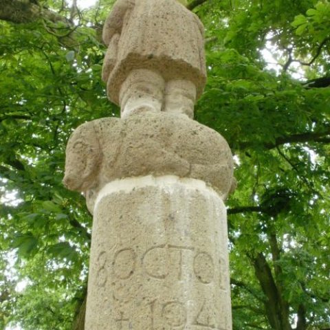 Foto kunstwerk Oorlogsmonument jager met everzwijn