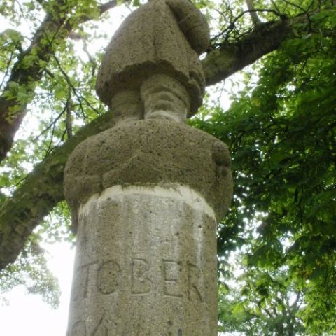 Foto kunstwerk Oorlogsmonument jager met everzwijn