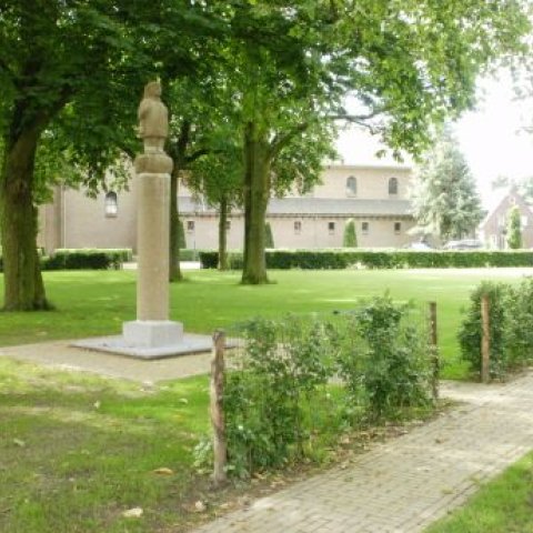 Foto kunstwerk Oorlogsmonument jager met everzwijn