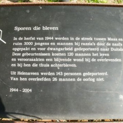 Foto oorlogsmonument Sporen die bleven, het tekstbord (zie tekst op de websitepagina)