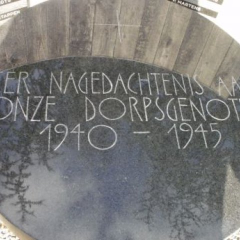 Foto oorlogsmonument Voedersilo, tekst 'Ter nagedachtenis aan onze dorpsgenoten 1940-1945)