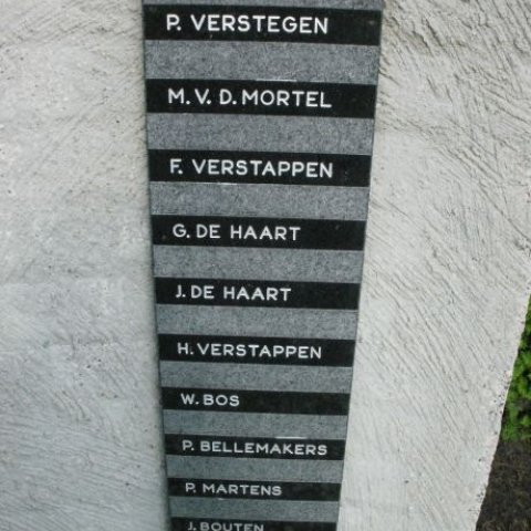 Foto oorlogsmonument Voedersilo, lijst met namen (zie tekst op de websitepagina)