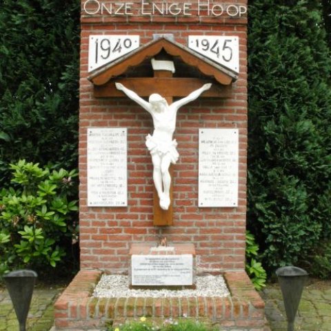 Foto kunstwerk oorlogsmonument Wegkruis