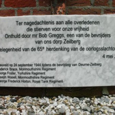 Foto kunstwerk oorlogsmonument Wegkruis, tekst (zie website pagina)