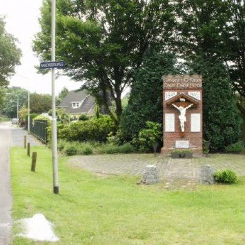 Foto kunstwerk oorlogsmonument Wegkruis