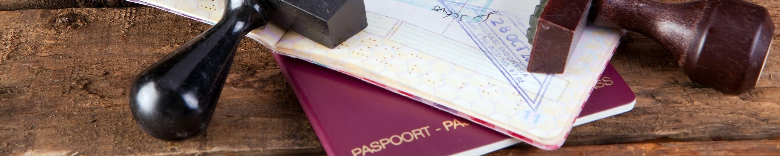 Headerafbeelding paspoort en identiteitskaart, paspoort met stempels