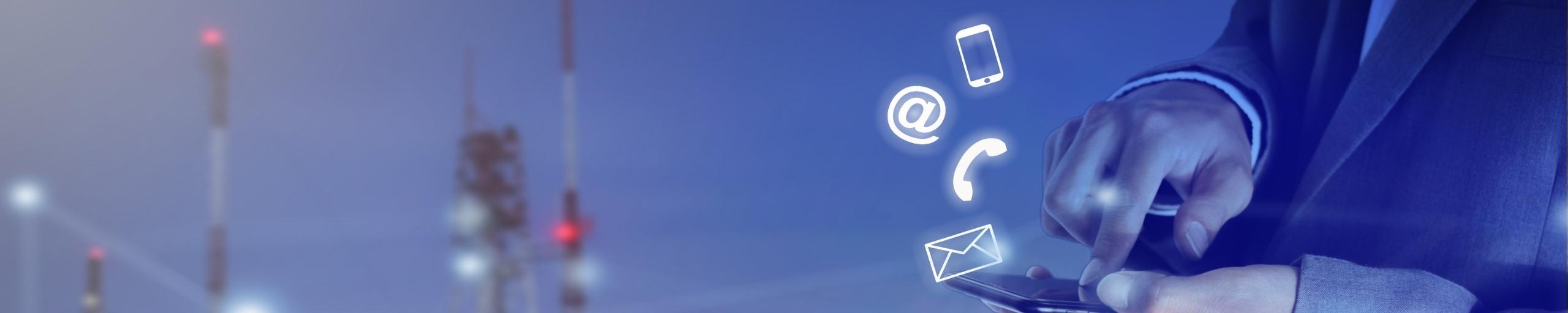 Headerafbeelding contact, man met telefoon