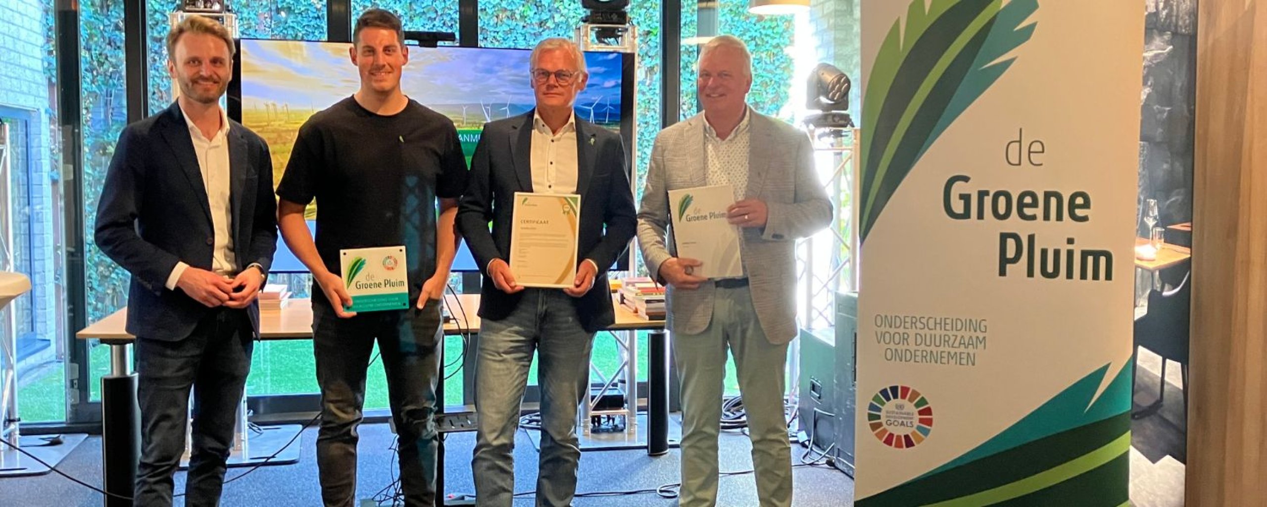Wethouder Tom Oomen met de winnaars van de Groene Pluim