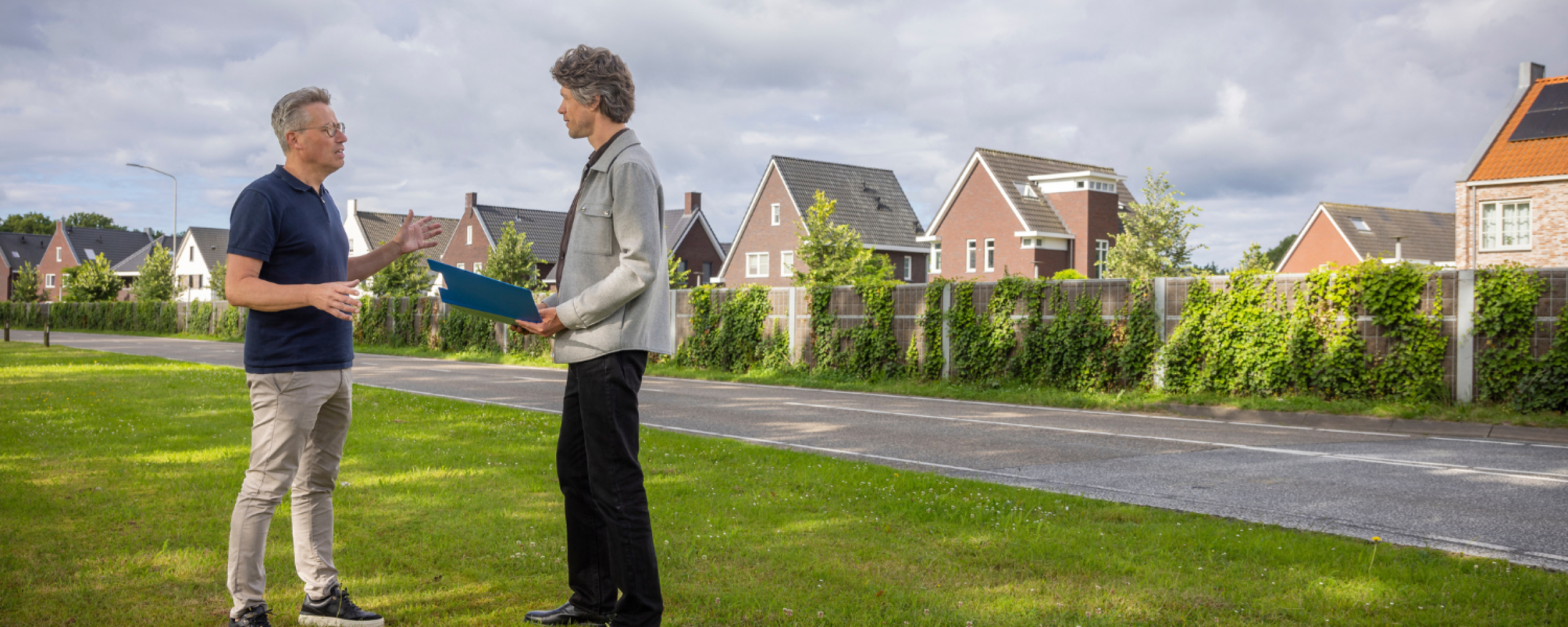 2 mannen die aan het overleggen zijn in het buitengebied