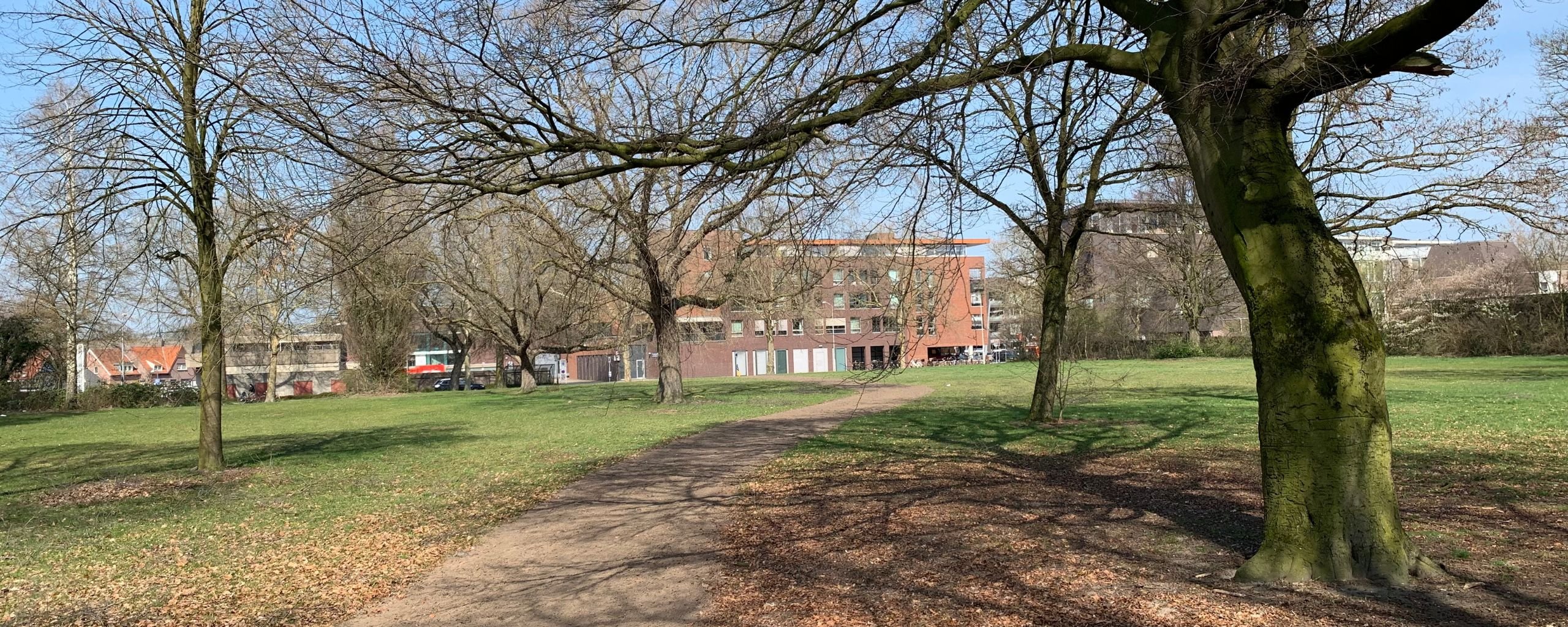 Foto van het terrein aan de Hogeweg in Deurne, om de kale vlakte tussen het Shell-tankstation en het voormalige politiebureau om te toveren tot het Tuinpad Park.