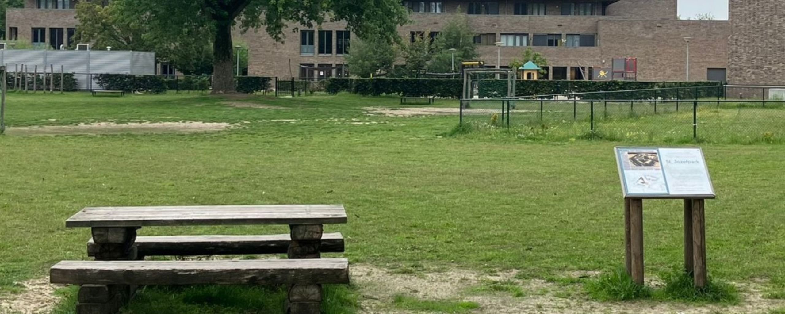 Foto van het huidige park op de hoek van het Sint Jozefpark en de Beukenstraat in Deurne.