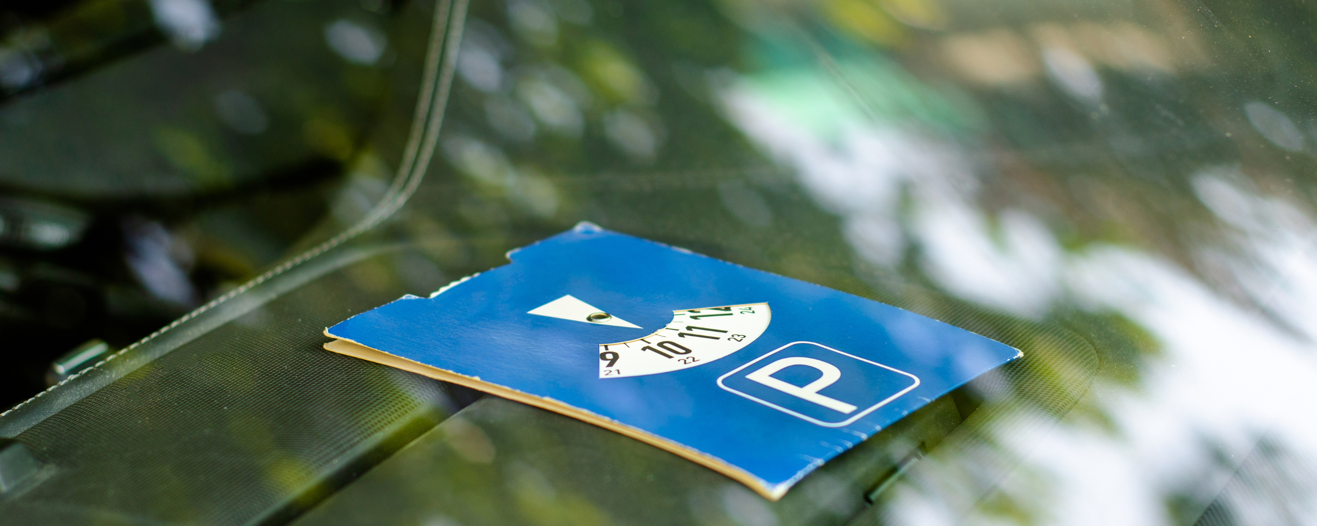 Een parkeerschrijf ligt op het dashboard van een auto
