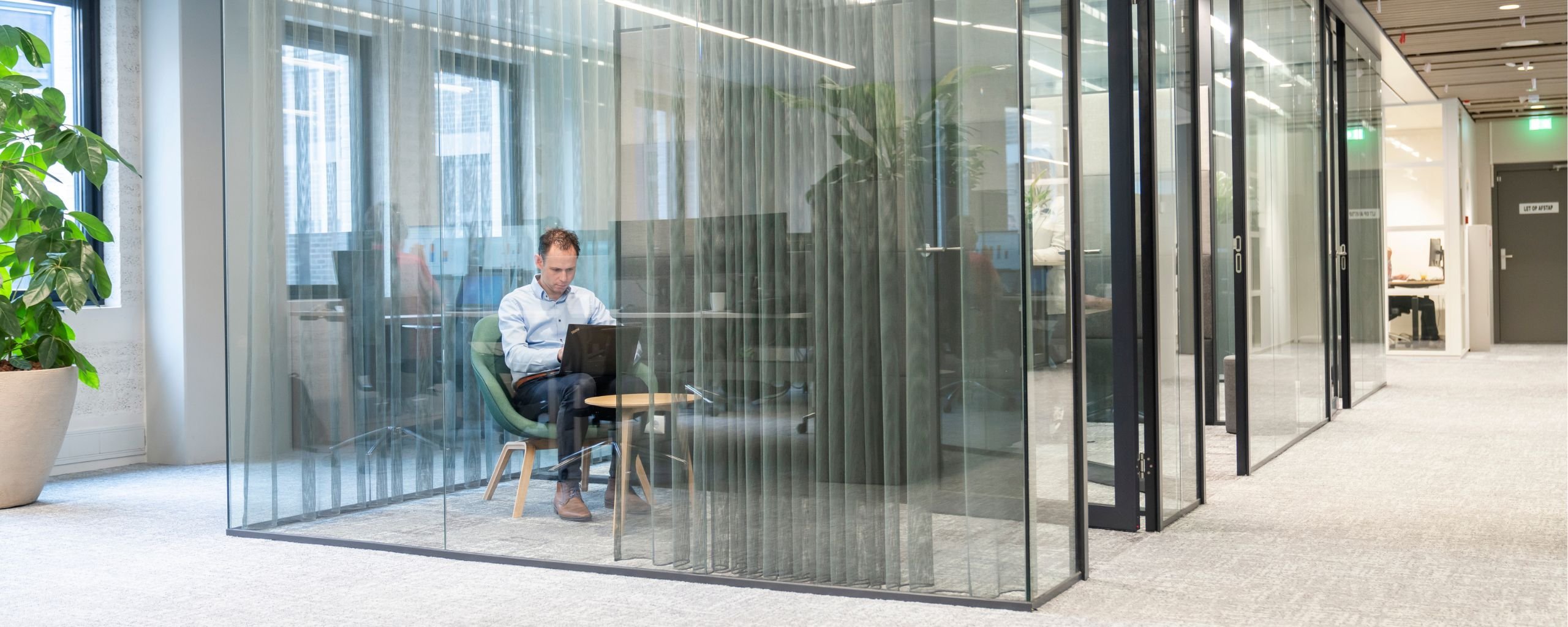 Een medewerker gemeente Deurne achter een laptop