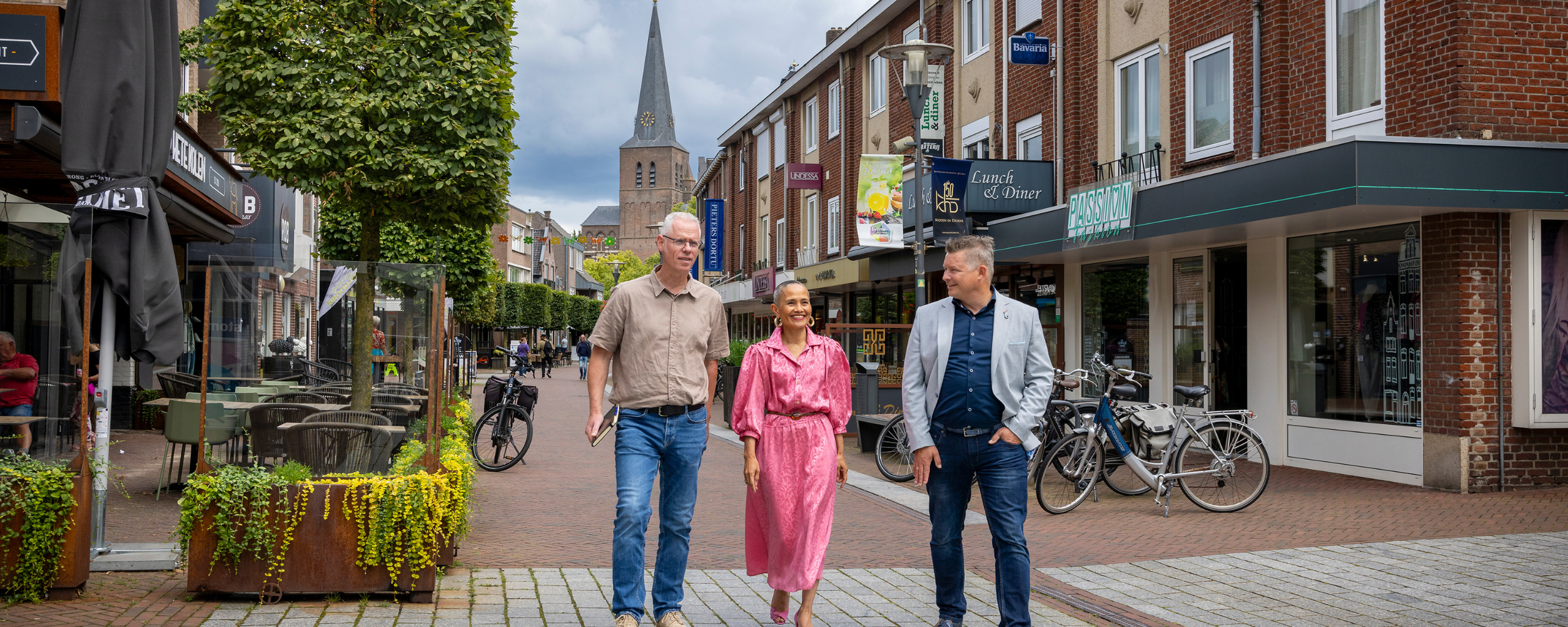 Drie collega’s lopen samen in het centrum van Deurne.
