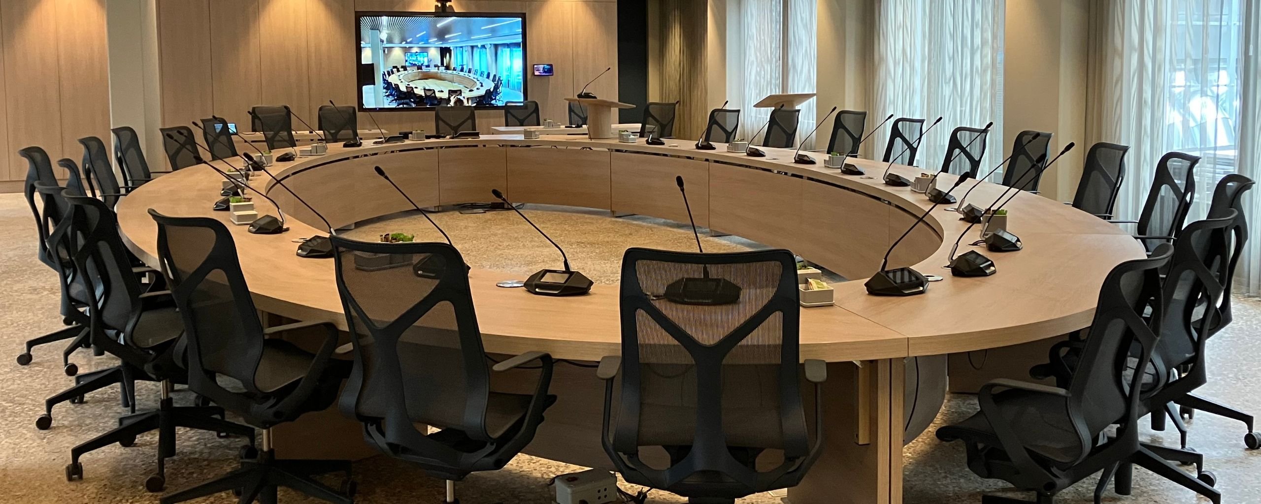 De Peelzaal in het Huis voor de samenleving, waar de gemeenteraad gemeente Deurne altijd vergadert.