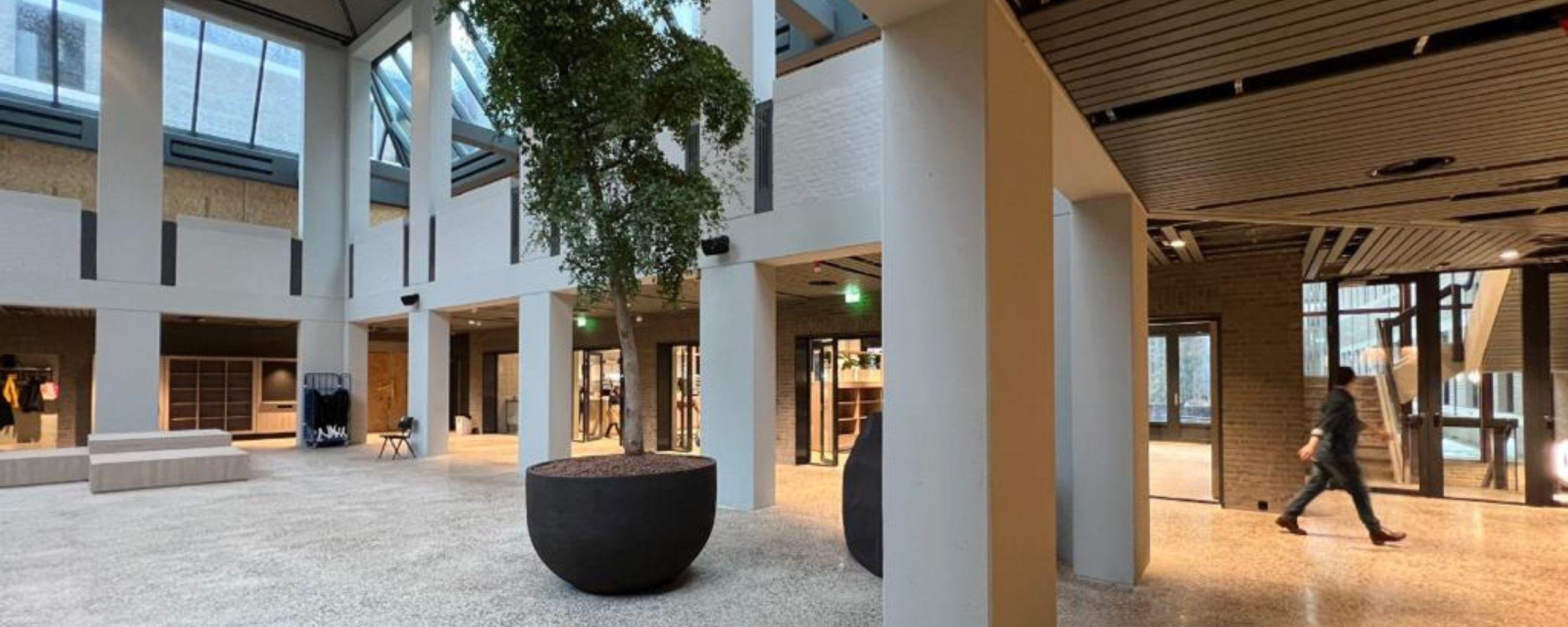 Binnen in het Huis voor de samenleving Deurne, een deel van de ontvangsthal