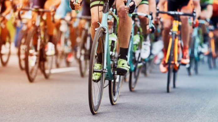 Teaserafbeelding wielerwedstrijd, foto van wielrenners