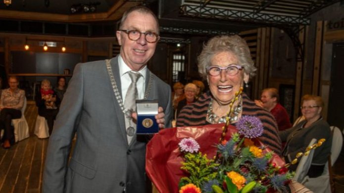 Foto van uitreiking Penning van Verdienste van de gemeente Deurne aan Agnes Killaars-Olders