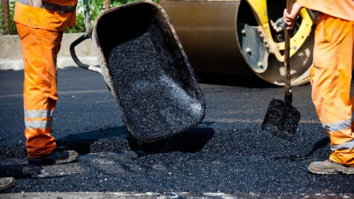 Nieuwsteaser asfaltonderhoud, foto van nieuw asfalt storten
