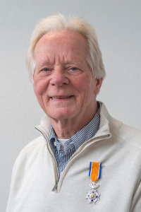 Foto van de heer Theo van Dijk met het ereteken als Lid van de Orde van Oranje-Nassau