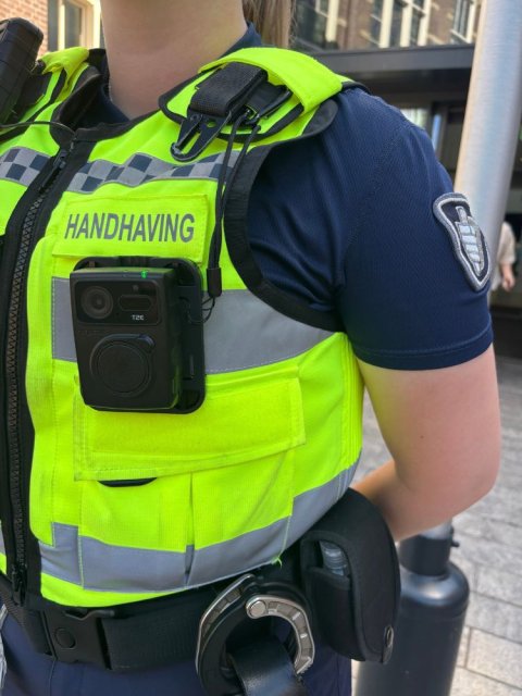 Close-up van een bodycam op de borst ven een boa.