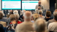 Wethouder Riny van Rinsum spreekt bezoekers van de Informatiebijeenkomst over Valpreventie toe