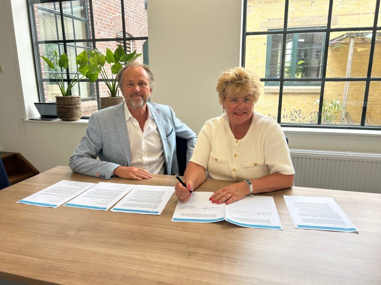 Ondertekening van definitieve reactie door Ineke van Gent en Kees Praamstra