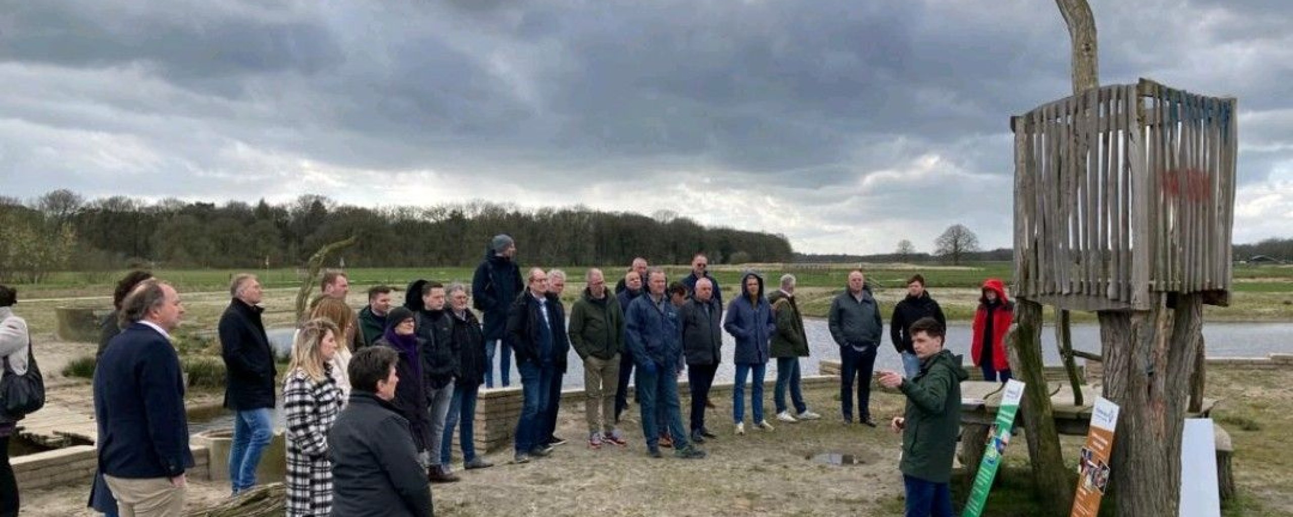 Collega's van de Waddeneilanden die werken aan de Regio Deal staan buiten in Regio Zwolle bij een natuurspeelplek. 