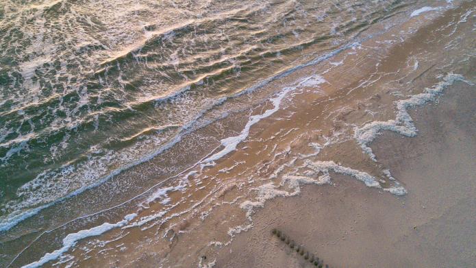 Luchtfoto strand golven vloedlijn branding