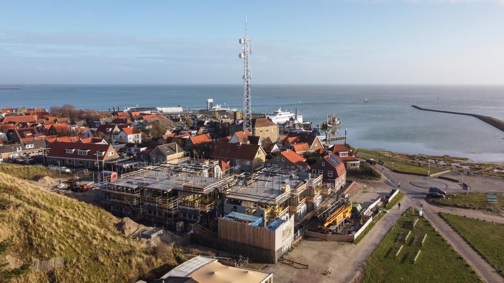 Luchtfoto aanbouw nieuwe energie neutrale woningen West-Terschelling 