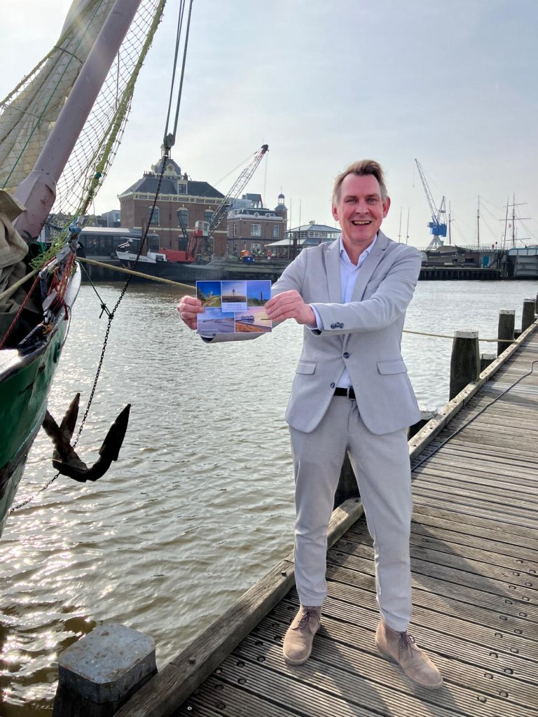 Burgemeester Vlieland met felicitatiekaart